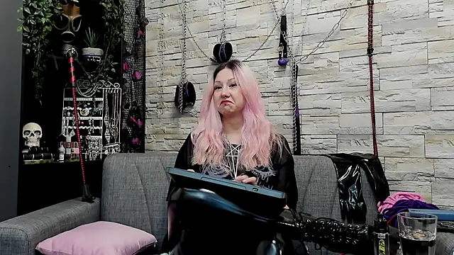 Snapshot of CruelMistress chatting on 03-19-25, 02:27 CruelMistress online show from 03-19-25, 02:27