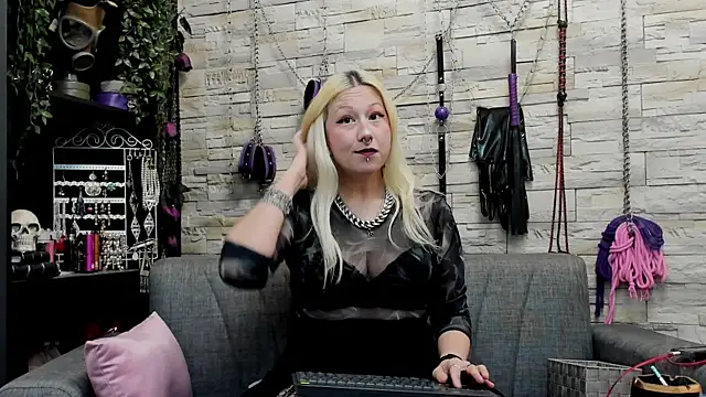Snapshot of CruelMistress chatting on 10-05-25, 09:13 CruelMistress online show from 10-05-25, 09:13