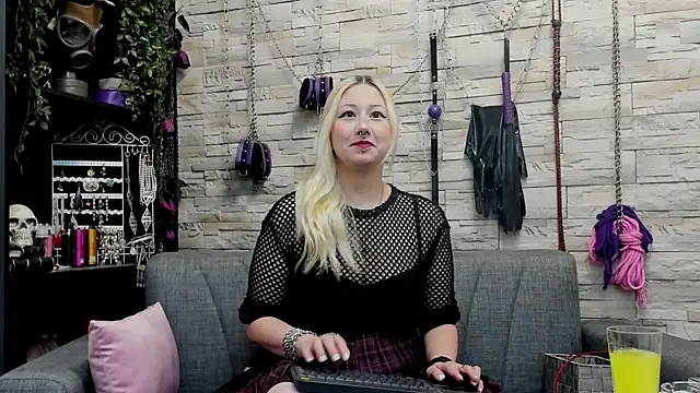 Snapshot of CruelMistress chatting on 10-20-25, 09:48 CruelMistress online show from 10-20-25, 09:48
