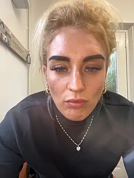 Snapshot of Barbie_26 chatting on 12-04-25, 01:09 Barbie 26 online show from 12-04-25, 01:09