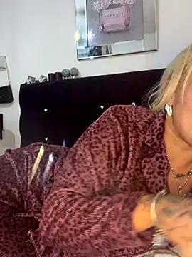 Snapshot of Barbie_26 chatting on 12-14-25, 04:01 Barbie 26 online show from 12-14-25, 04:01