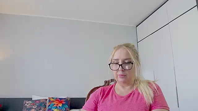 Snapshot of MariaRichi_ chatting on 02-20-25, 10:27 MariaRichi  online show from 02-20-25, 10:27