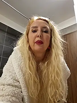 Snapshot of MariaRichi_ chatting on 02-21-25, 07:10 MariaRichi  online show from 02-21-25, 07:10