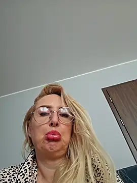 Snapshot of MariaRichi_ chatting on 03-04-25, 10:24 MariaRichi  online show from 03-04-25, 10:24