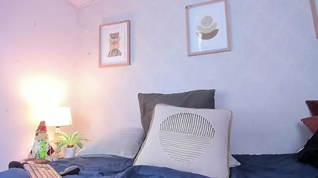 Snapshot of Caroline_dh chatting on 01-05-26, 05:27 Caroline dh online show from 01-05-26, 05:27