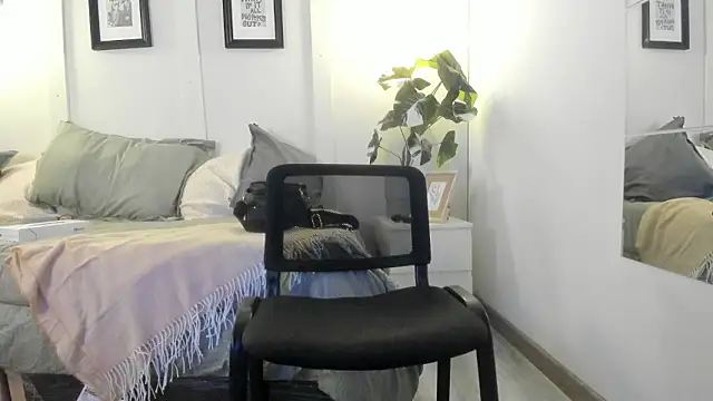 Snapshot of Caroline_dh chatting on 02-08-26, 02:09 Caroline dh online show from 02-08-26, 02:09