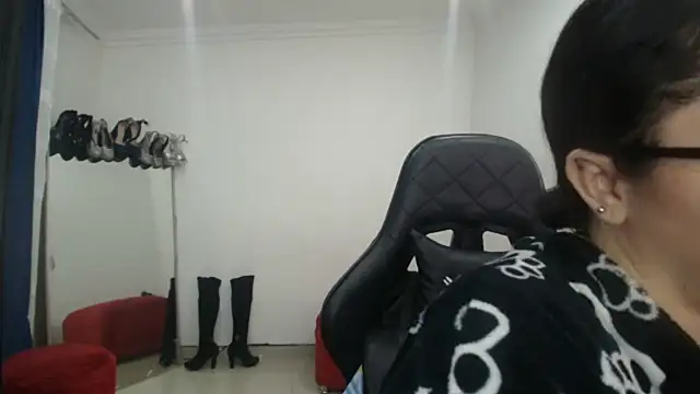 Snapshot of Madame_Shein_ chatting on 02-14-25, 09:21 Madame Shein  online show from 02-14-25, 09:21