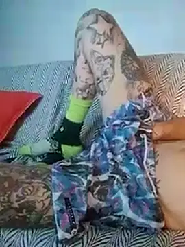 Snapshot of rolesexy chatting on 10-12-25, 01:37 rolesexy online show from 10-12-25, 01:37