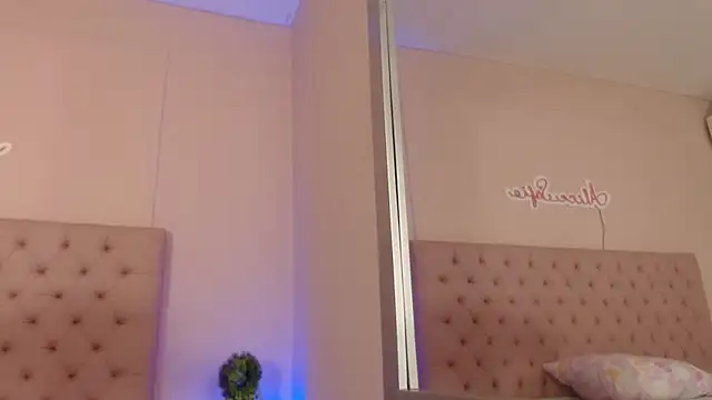 Snapshot of alice_sofia chatting on 10-20-25, 01:44 alice sofia online show from 10-20-25, 01:44