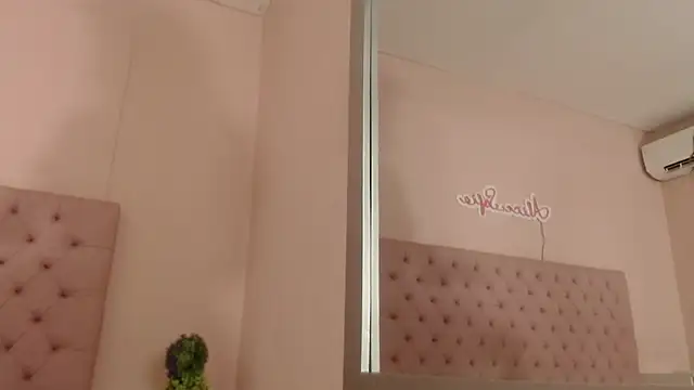 Snapshot of alice_sofia chatting on 10-22-25, 01:33 alice sofia online show from 10-22-25, 01:33