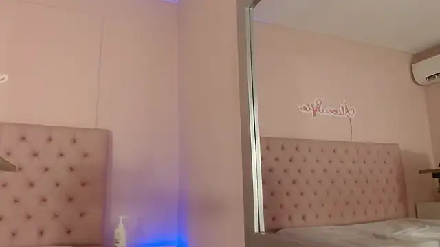 Snapshot of alice_sofia chatting on 12-21-25, 01:51 alice sofia online show from 12-21-25, 01:51