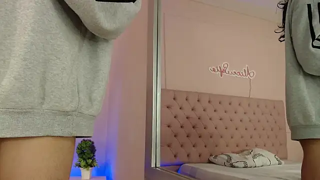 Snapshot of alice_sofia chatting on 01-09-26, 02:09 alice sofia online show from 01-09-26, 02:09