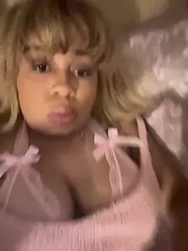 Snapshot of camiliaskye chatting on 12-23-24, 01:08 camiliaskye online show from 12-23-24, 01:08