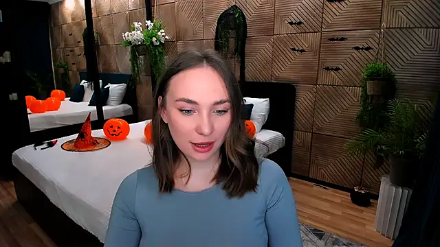 Snapshot of TrueReincarnation chatting on 10-28-25, 04:09 TrueReincarnation online show from 10-28-25, 04:09