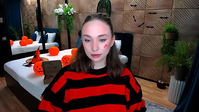 Snapshot of TrueReincarnation chatting on 10-31-25, 10:16 TrueReincarnation online show from 10-31-25, 10:16