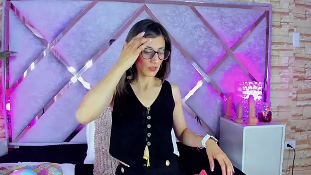  jade white  online show from 11-19-25, 01:00