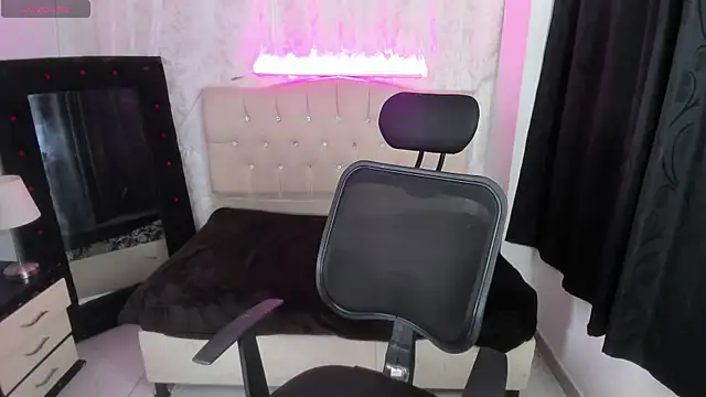 Strella ferrera online show from 10-05-25, 04:00