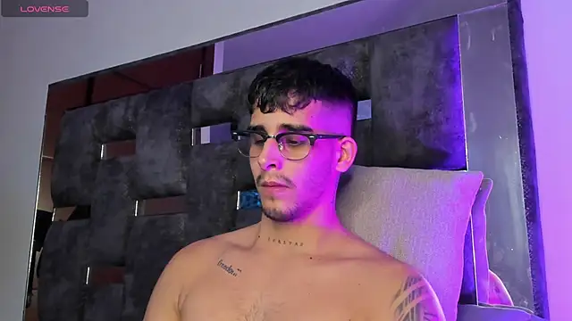 Snapshot of iamcamiloo_ chatting on 03-19-25, 03:52 iamcamiloo  online show from 03-19-25, 03:52