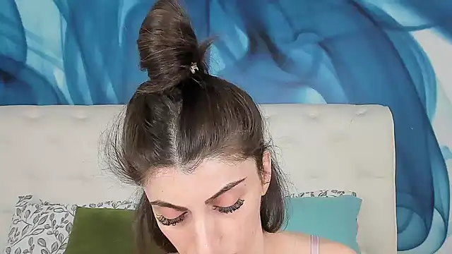 SkinnyDolly online show from 11-30-25, 03:10