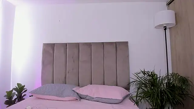 Snapshot of Niicoleta chatting on 10-31-25, 06:09 Niicoleta online show from 10-31-25, 06:09