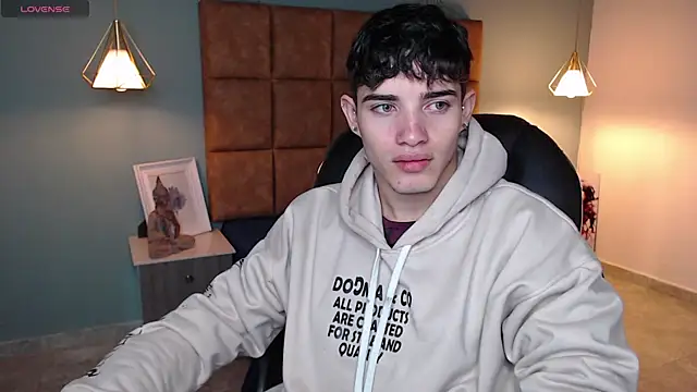 AlejooTwink online show from 02-08-25, 04:04