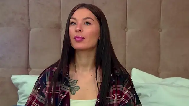 Snapshot of AlexandraBloom chatting on 10-23-25, 07:12 AlexandraBloom online show from 10-23-25, 07:12