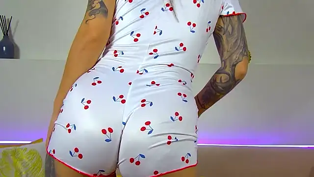 Snapshot of AlexandraBloom chatting on 11-03-25, 06:20 AlexandraBloom online show from 11-03-25, 06:20