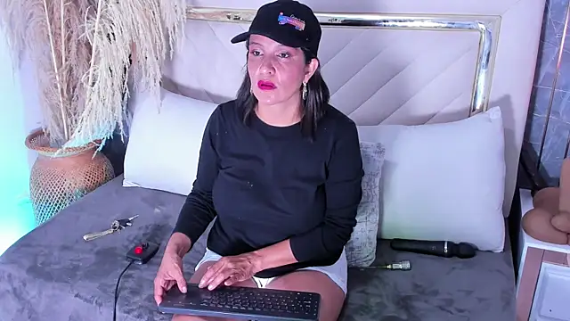 Slut Milf  online show from 09-22-25, 07:38