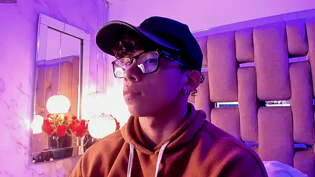 AkazaBoy  online show from 12-20-25, 04:19