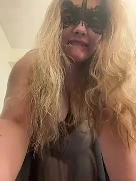 Snapshot of famous_indian_girl chatting on 03-04-25, 03:55 famous indian girl online show from 03-04-25, 03:55