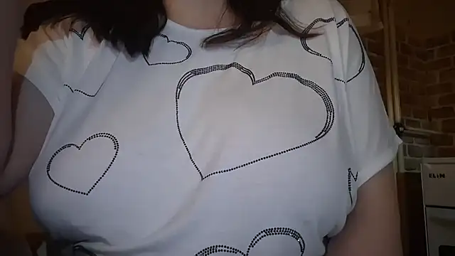 Snapshot of AalinnaK chatting on 12-15-25, 06:23 AalinnaK online show from 12-15-25, 06:23