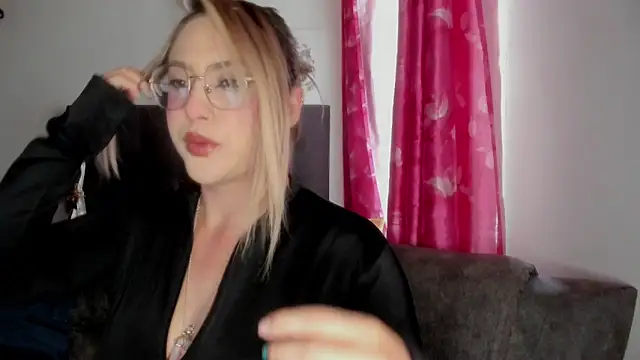 Snapshot of miss_julietaa chatting on 10-21-25, 12:39 miss julietaa online show from 10-21-25, 12:39