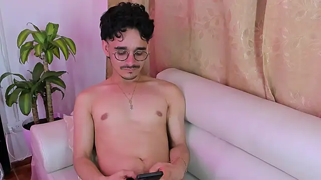 Snapshot of Hugo_Coopers chatting on 01-25-25, 10:40 Hugo Coopers online show from 01-25-25, 10:40