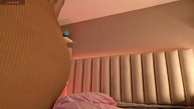 Megan mooree  online show from 09-11-25, 12:16