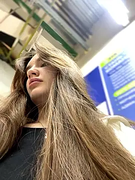 Snapshot of Holly_Molii chatting on 12-05-24, 05:04 Holly Molii online show from 12-05-24, 05:04