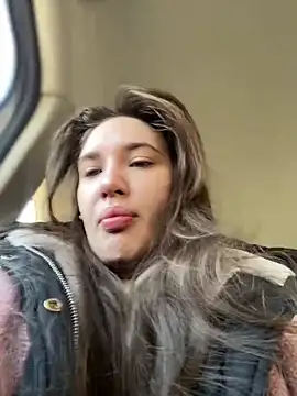 Snapshot of Holly_Molii chatting on 12-18-24, 05:15 Holly Molii online show from 12-18-24, 05:15