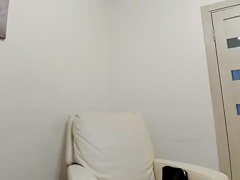 Snapshot of Holly_Molii chatting on 02-05-25, 04:27 Holly Molii online show from 02-05-25, 04:27