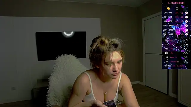 Snapshot of Holly_Molii chatting on 10-30-25, 04:14 Holly Molii online show from 10-30-25, 04:14