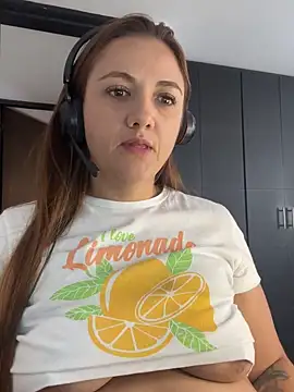 Snapshot of Shianrose chatting on 03-19-25, 07:38 Shianrose online show from 03-19-25, 07:38