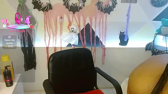 Snapshot of NatashaDormat chatting on 10-24-25, 02:24 NatashaDormat online show from 10-24-25, 02:24