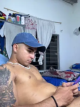 Snapshot of cJuan111 chatting on 09-23-25, 04:48 cJuan111 online show from 09-23-25, 04:48