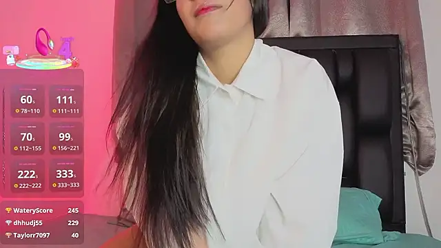 Snapshot of LuciaMoretti_ chatting on 02-15-26, 03:36 LuciaMoretti online show from 02-15-26, 03:36