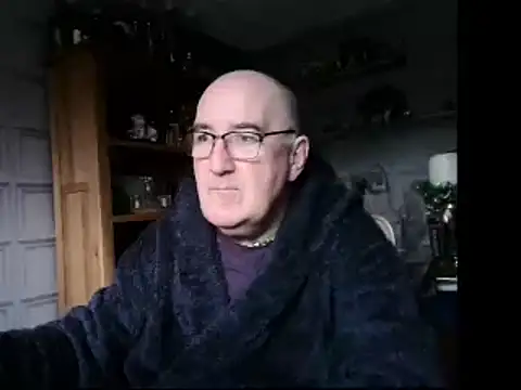 Snapshot of Adamdaddybear chatting on 12-17-24, 09:17 Adamdaddybear online show from 12-17-24, 09:17