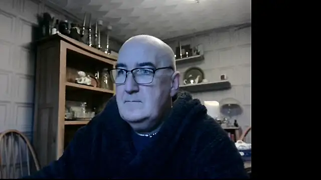 Snapshot of Adamdaddybear chatting on 01-06-25, 08:24 Adamdaddybear online show from 01-06-25, 08:24