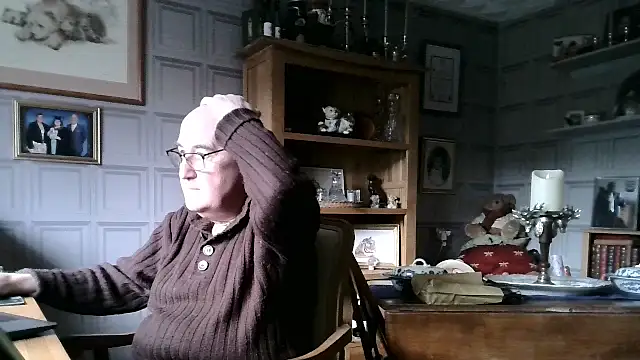 Snapshot of Adamdaddybear chatting on 01-19-25, 02:06 Adamdaddybear online show from 01-19-25, 02:06