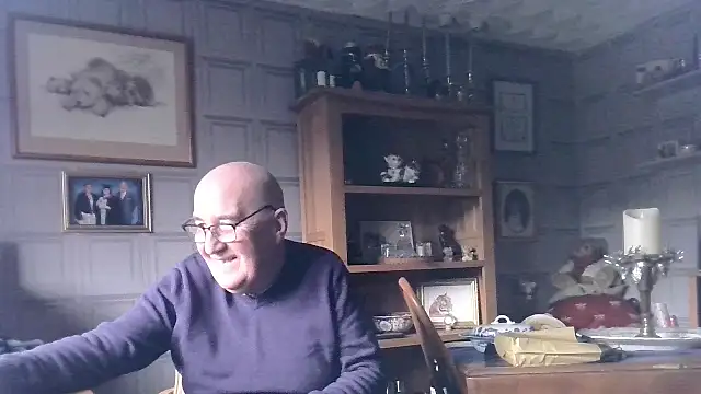 Snapshot of Adamdaddybear chatting on 01-21-25, 12:18 Adamdaddybear online show from 01-21-25, 12:18