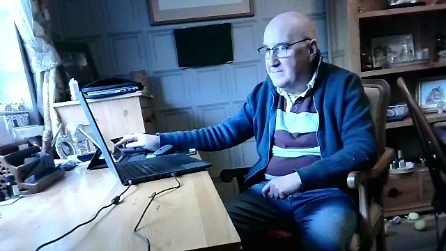 Snapshot of Adamdaddybear chatting on 01-28-25, 12:54 Adamdaddybear online show from 01-28-25, 12:54