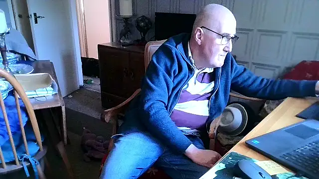 Snapshot of Adamdaddybear chatting on 02-02-25, 01:41 Adamdaddybear online show from 02-02-25, 01:41