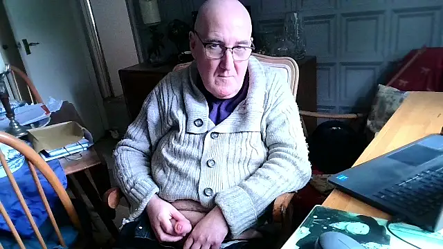 Snapshot of Adamdaddybear chatting on 02-17-25, 01:21 Adamdaddybear online show from 02-17-25, 01:21