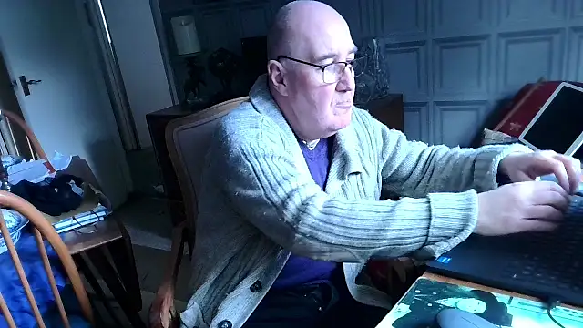 Snapshot of Adamdaddybear chatting on 02-19-25, 12:22 Adamdaddybear online show from 02-19-25, 12:22